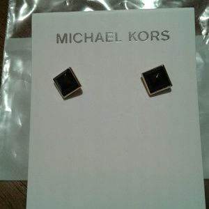 MICHAEL KORS BLACK PYRAMID STUD EARRINGS